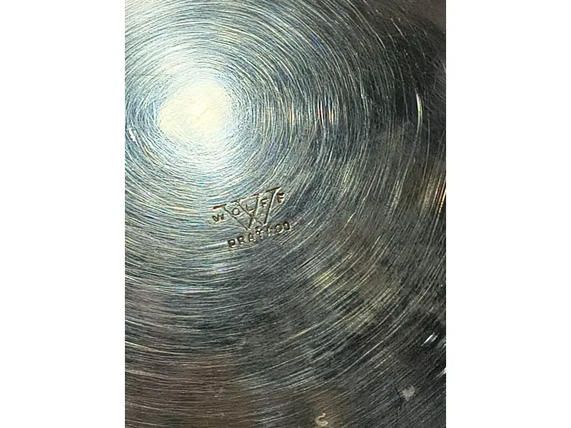 Foto de um(a) Jarra Wolff em prata 90, da categoria de Jarros. Jarra em prata da 90 da Wolff. Com detalhes na asa, borda e arejador. Em ótimo estado de conservação. Mede: A 22cmC (asa ao... Mostrado de uma perspectiva diferente. Vendido no marketplace Trésors.