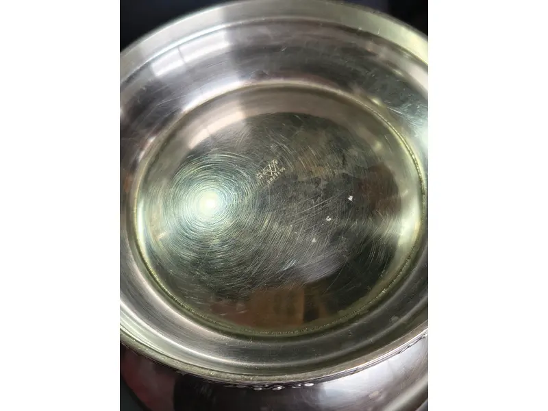 Foto de um(a) Jarra Wolff em prata 90, da categoria de Jarros. Jarra em prata da 90 da Wolff. Com detalhes na asa, borda e arejador. Em ótimo estado de conservação. Mede: A 22cmC (asa ao... Mostrado de uma perspectiva diferente. Vendido no marketplace Trésors.