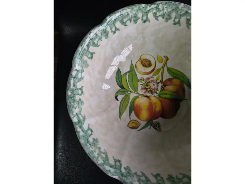 Foto de um(a) Saladeira / Fruteira Vintage em Cerâmica Italiana Himark - Estampa Pêssegos, da categoria de Travessas e tigelas. Maravilhosa saladeira (ou fruteira de mesa) vintage, legítima importada da Itália e produzida exclusivamente para a grife de... Mostrado de uma perspectiva diferente. Vendido no marketplace Trésors.