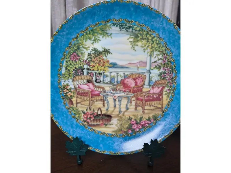 Foto de um(a) Prato Decorativo Porcelana Alemã Gloria Bavaria - Coleção Provence "Tea Time", da categoria de Pratos Decorativos. Exclusivo prato decorativo em legítima porcelana de alta qualidade (Fine Porcelain), produzido pela tradicional manufatura... Mostrado de uma perspectiva diferente. Vendido no marketplace Trésors.