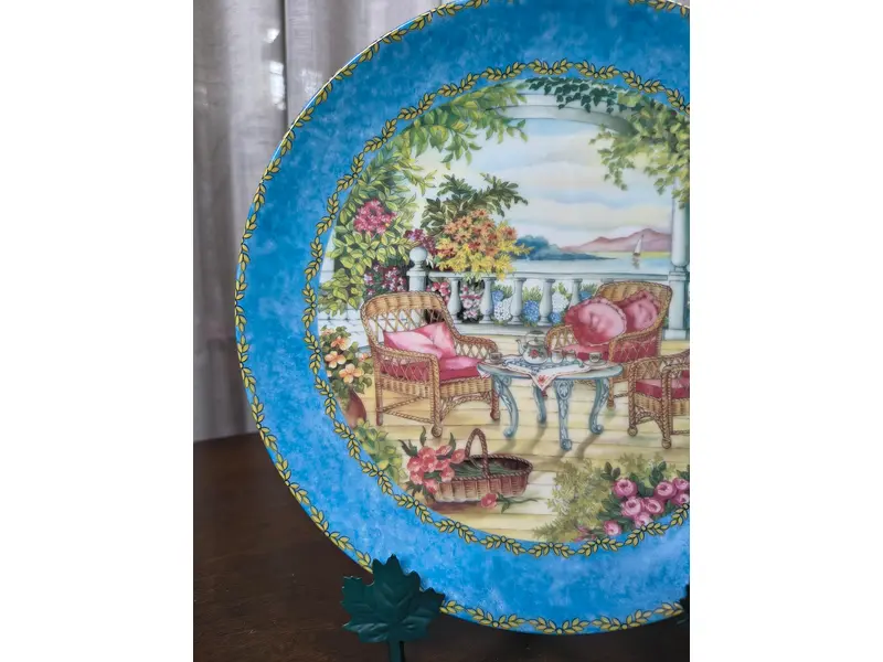 Foto de um(a) Prato Decorativo Porcelana Alemã Gloria Bavaria - Coleção Provence "Tea Time", da categoria de Pratos Decorativos. Exclusivo prato decorativo em legítima porcelana de alta qualidade (Fine Porcelain), produzido pela tradicional manufatura... Mostrado de uma perspectiva diferente. Vendido no marketplace Trésors.
