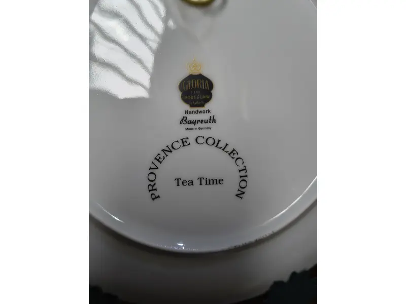 Foto de um(a) Prato Decorativo Porcelana Alemã Gloria Bavaria - Coleção Provence "Tea Time", da categoria de Pratos Decorativos. Exclusivo prato decorativo em legítima porcelana de alta qualidade (Fine Porcelain), produzido pela tradicional manufatura... Mostrado de uma perspectiva diferente. Vendido no marketplace Trésors.