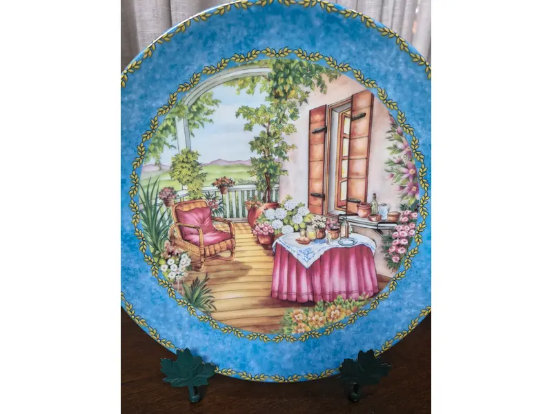Foto de um(a) Prato Decorativo Porcelana Alemã Gloria Bavaria - Coleção Provence "The Aperitif", da categoria de Pratos Decorativos. Exclusivo prato decorativo em legítima porcelana de alta qualidade (Fine Porcelain), produzido pela tradicional manufatura... Mostrado de uma perspectiva diferente. Vendido no marketplace Trésors.