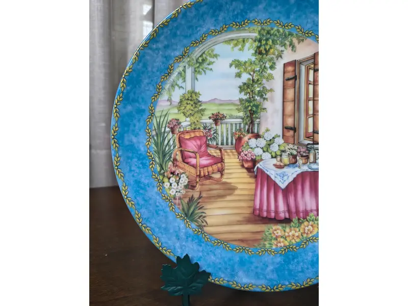 Foto de um(a) Prato Decorativo Porcelana Alemã Gloria Bavaria - Coleção Provence "The Aperitif", da categoria de Pratos Decorativos. Exclusivo prato decorativo em legítima porcelana de alta qualidade (Fine Porcelain), produzido pela tradicional manufatura... Mostrado de uma perspectiva diferente. Vendido no marketplace Trésors.