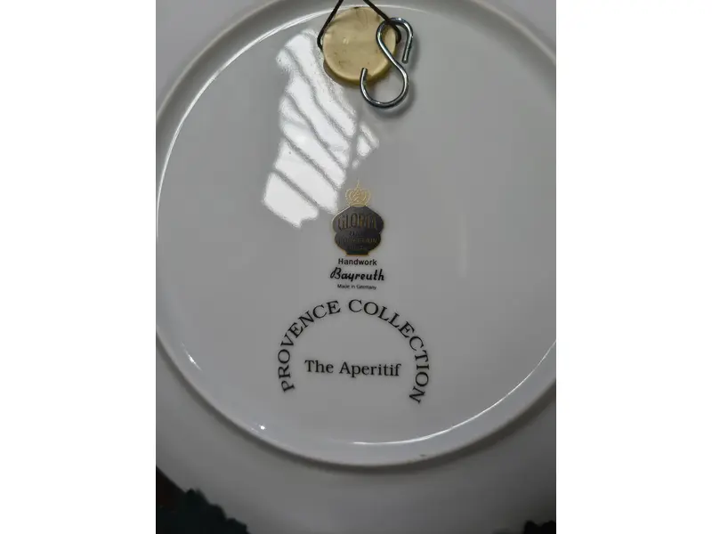 Foto de um(a) Prato Decorativo Porcelana Alemã Gloria Bavaria - Coleção Provence "The Aperitif", da categoria de Pratos Decorativos. Exclusivo prato decorativo em legítima porcelana de alta qualidade (Fine Porcelain), produzido pela tradicional manufatura... Mostrado de uma perspectiva diferente. Vendido no marketplace Trésors.