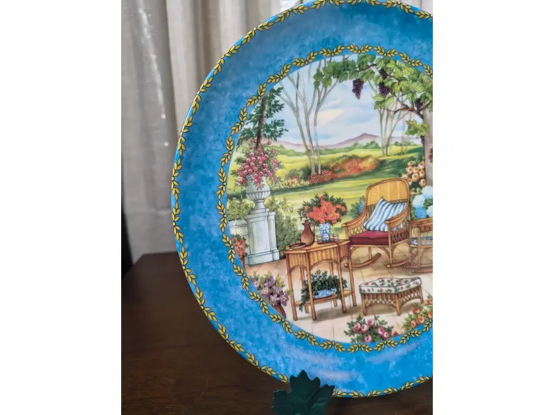Foto de um(a) Prato Decorativo Porcelana Alemã Gloria Bavaria - Coleção Provence "Ice Tea", da categoria de Pratos Decorativos. Exclusivo prato decorativo em legítima porcelana de alta qualidade (Fine Porcelain), produzido pela tradicional manufatura... Mostrado de uma perspectiva diferente. Vendido no marketplace Trésors.
