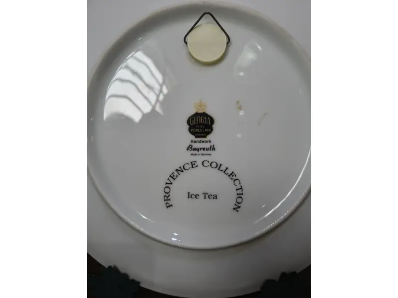 Foto de um(a) Prato Decorativo Porcelana Alemã Gloria Bavaria - Coleção Provence "Ice Tea", da categoria de Pratos Decorativos. Exclusivo prato decorativo em legítima porcelana de alta qualidade (Fine Porcelain), produzido pela tradicional manufatura... Mostrado de uma perspectiva diferente. Vendido no marketplace Trésors.