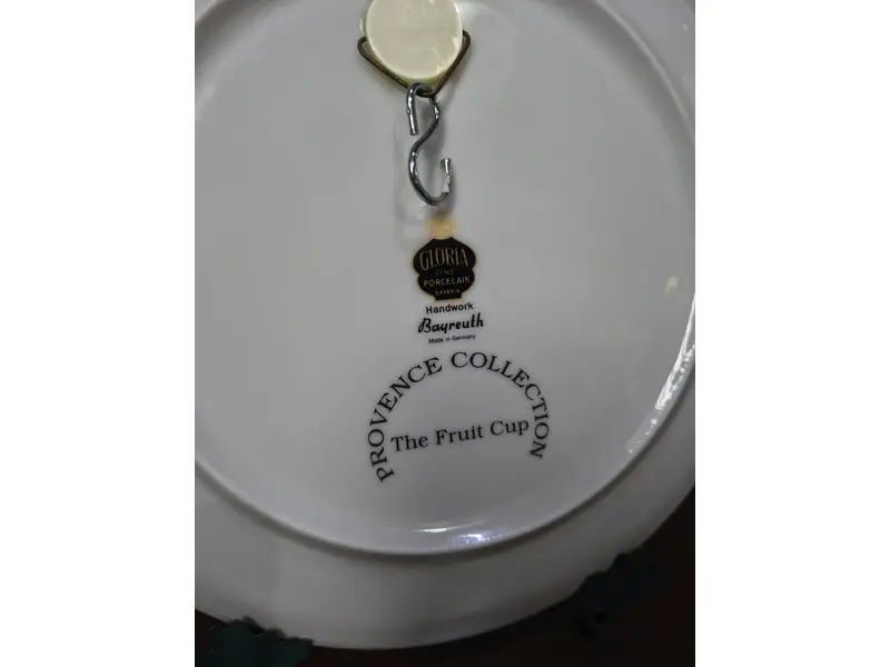 Foto de um(a) Prato Decorativo Porcelana Alemã Gloria Bavaria - Coleção Provence "The Fruit Cup", da categoria de Pratos Decorativos. Exclusivo prato decorativo em legítima porcelana de alta qualidade (Fine Porcelain), produzido pela tradicional manufatura... Mostrado de uma perspectiva diferente. Vendido no marketplace Trésors.