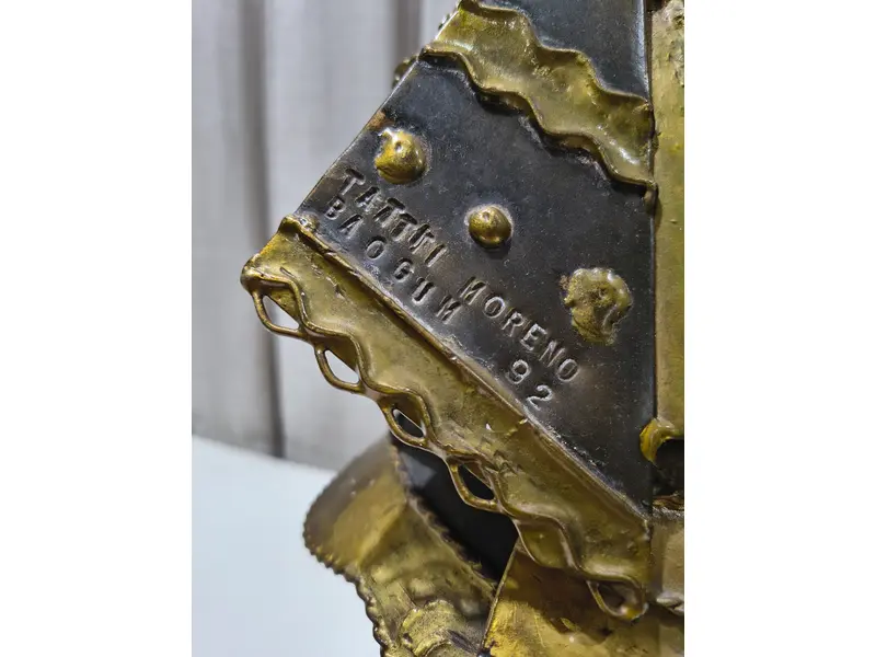 Foto de um(a) Imponente Escultura de Orixá – Tatti Moreno (1992), da categoria de Escultura. À venda uma magnífica e imponente escultura do renomado artista plástico baiano Tatti Moreno (1944-2022). Confeccionada em... Mostrado de uma perspectiva diferente. Vendido no marketplace Trésors.