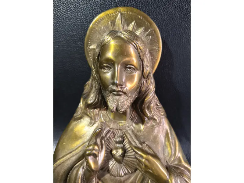 Foto de um(a) Imagem de Jesus em metal para pendurar, da categoria de Objetos religiosos e espirituais. Linda imagem do Sagrado Coração de Jesus em metal envelhecido para pendurar na parede. Rica em detalhes e expressão. Mede:A... Mostrado de uma perspectiva diferente. Vendido no marketplace Trésors.