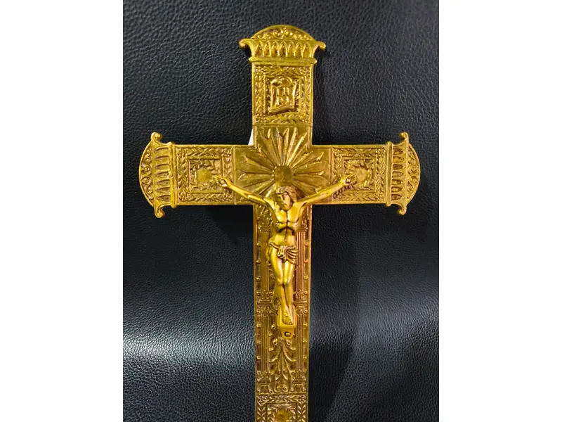 Foto de um(a) Crucifixo em metal dourado, da categoria de Objetos religiosos e espirituais. Crucifixo em metal dourado. Rico em detalhes Mede:A 24cm L 15cm. Mostrado de uma perspectiva diferente. Vendido no marketplace Trésors.