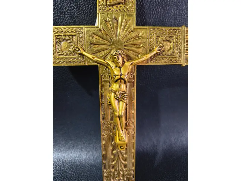 Foto de um(a) Crucifixo em metal dourado, da categoria de Objetos religiosos e espirituais. Crucifixo em metal dourado. Rico em detalhes Mede:A 24cm L 15cm. Mostrado de uma perspectiva diferente. Vendido no marketplace Trésors.