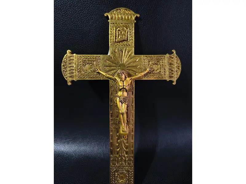 Foto de um(a) Crucifixo em metal dourado, da categoria de Objetos religiosos e espirituais. Crucifixo em metal dourado. Rico em detalhes Mede:A 24cm L 15cm. Mostrado de uma perspectiva diferente. Vendido no marketplace Trésors.