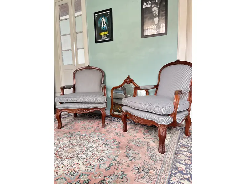 Foto de um(a) Par de Poltronas Luís XV em Madeira entalhada com estofado listrado, da categoria de Poltronas. Par de poltronas em madeira nobre, entalhadas com motivos florais, assento encosto e apoio dos braços estofados, totalmente... Mostrado de uma perspectiva diferente. Vendido no marketplace Trésors.