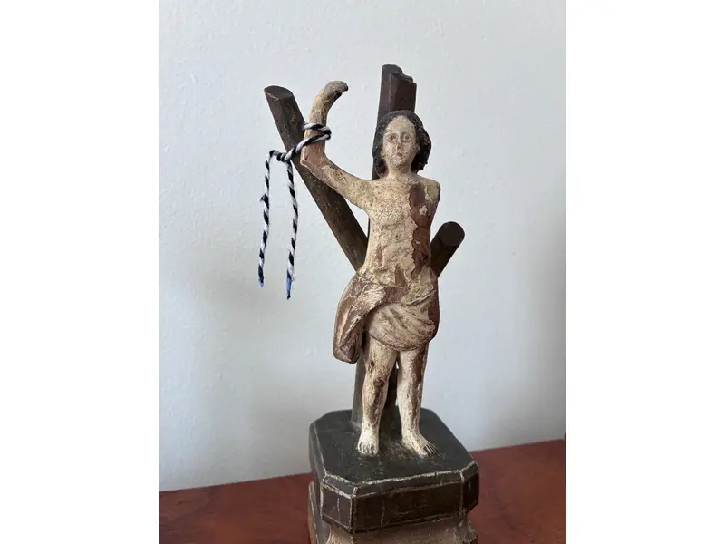 Foto de um(a) São Sebastião, da categoria de Objetos religiosos e espirituais. São Sebastião, século XIX, 24 cm, madeira policromada. Mostrado de uma perspectiva diferente. Vendido no marketplace Trésors.