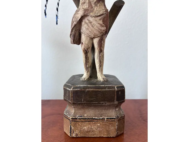 Foto de um(a) São Sebastião, da categoria de Objetos religiosos e espirituais. São Sebastião, século XIX, 24 cm, madeira policromada. Mostrado de uma perspectiva diferente. Vendido no marketplace Trésors.