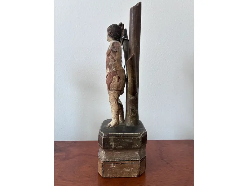 Foto de um(a) São Sebastião, da categoria de Objetos religiosos e espirituais. São Sebastião, século XIX, 24 cm, madeira policromada. Mostrado de uma perspectiva diferente. Vendido no marketplace Trésors.