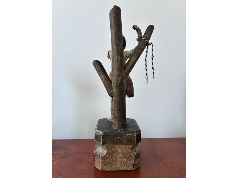 Foto de um(a) São Sebastião, da categoria de Objetos religiosos e espirituais. São Sebastião, século XIX, 24 cm, madeira policromada. Mostrado de uma perspectiva diferente. Vendido no marketplace Trésors.