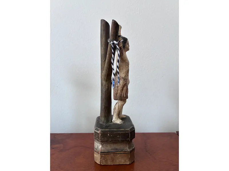 Foto de um(a) São Sebastião, da categoria de Objetos religiosos e espirituais. São Sebastião, século XIX, 24 cm, madeira policromada. Mostrado de uma perspectiva diferente. Vendido no marketplace Trésors.