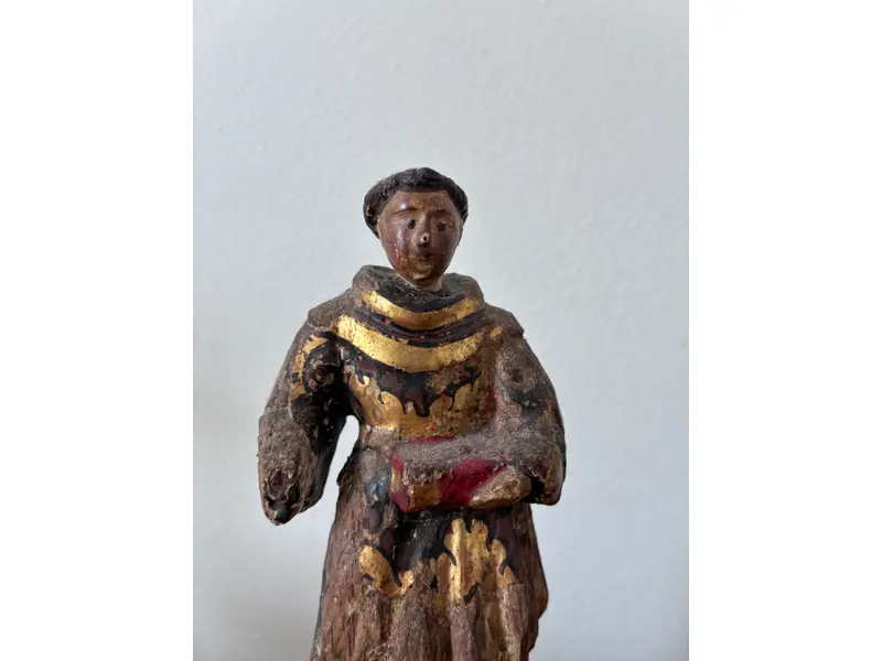 Foto de um(a) Santo Antonio, da categoria de Objetos religiosos e espirituais. Santo Antonio, século XVIII, 19 cm,. Mostrado de uma perspectiva diferente. Vendido no marketplace Trésors.
