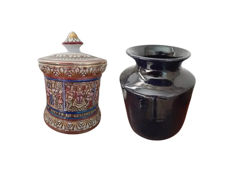 Foto de um(a) Raro potiche em porcelana + pote decorativo, da categoria de Garrafas, potes e jarros. Antigo potiche Ceramarte com tampa, em porcelana pintado à mão, com ricos detalhes em relevo. A pintura mostra a história de... Vendido no marketplace Trésors.