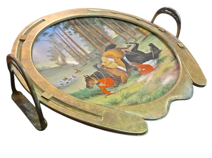 Foto de um(a) Centro de Mesa Austríaco Século XIX – Cena Clássica, da categoria de Centro de mesa. Uma obra de arte da cerâmica europeia do século XIX. Este imponente centro de mesa é um exemplar magnífico da produção... Mostrado de uma perspectiva diferente. Vendido no marketplace Trésors.