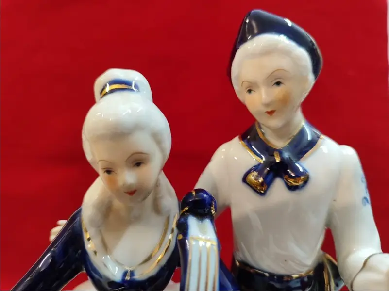 Foto de um(a) Estatueta cena galante em porcelana, indonésia, década de 1990, da categoria de Escultura. Estatueta de porcelana "made in indonesia", retratando uma cena galante em azul cobalto e filetada em ouro, da década de... Mostrado de uma perspectiva diferente. Vendido no marketplace Trésors.
