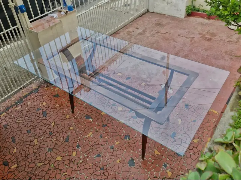 Foto de um(a) Mesa de jantar anos 50-60 com tampo de vidro, da categoria de Mesas de Jantar. Linda mesa de jantar feita na década de 1950/1960. Possui o design modernista, com suas linhas curvas, base em estrutura de... Mostrado de uma perspectiva diferente. Vendido no marketplace Trésors.