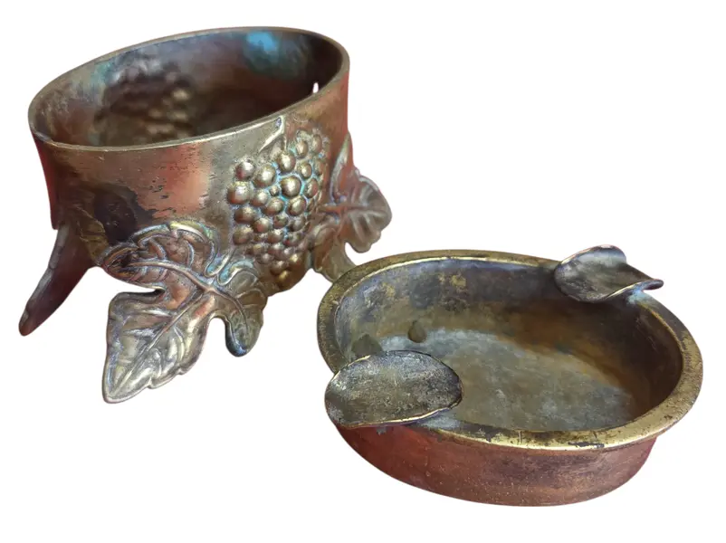 Foto de um(a) Cinzeiro de Coleção em Bronze Maciço – Relevo Frutas e Folhagens, da categoria de Cinzeiros. Este é um cinzeiro ornamental de alta qualidade, confeccionado em bronze maciço, destacando-se pelo trabalho artesanal de... Mostrado de uma perspectiva diferente. Vendido no marketplace Trésors.