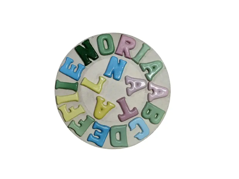 Foto de um(a) Combo de Letrinhas em Porcelana, Década de 1990, da categoria de Outros objetos decorativos. Combo com 20 letras maiúsculas coloridas e variadas em porcelana vitrificada, década de 1990.A: 9,5 cm / L: 4 cm até 9,5... Vendido no marketplace Trésors.