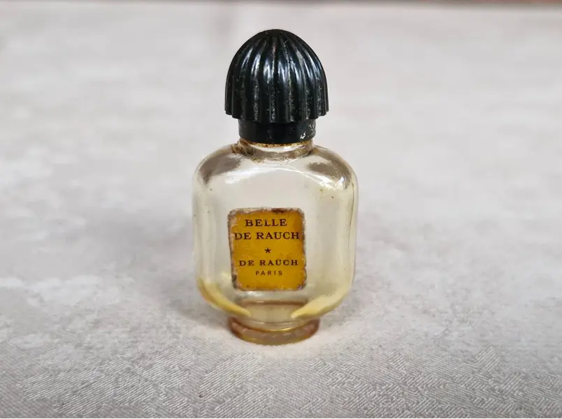 Foto de um(a) Rara coleção de mini frascos antigos de perfumes franceses, da categoria de Outros colecionáveis. Rara coleção com seis belos mini frascos antigos de perfumes franceses, sendo: Muguet Caron, Shocking Schiaparelli, Caron... Mostrado de uma perspectiva diferente. Vendido no marketplace Trésors.