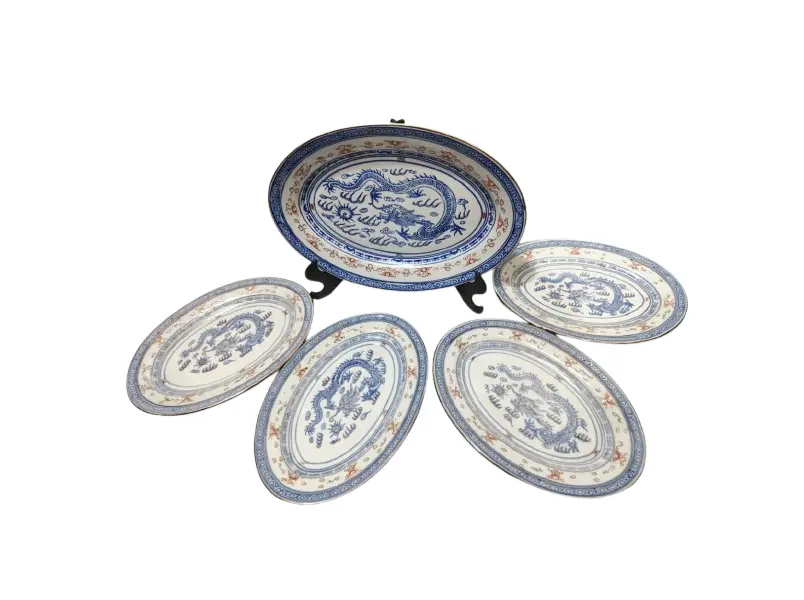 Foto de um(a) Travessas Chinesas Grão de Arroz, Década de 2000, da categoria de Travessas e tigelas. Combo de travessas chinesas grão de arroz com dragão, todas com filete em ouro e dois pratinhos para molho, década de 2000... Vendido no marketplace Trésors.