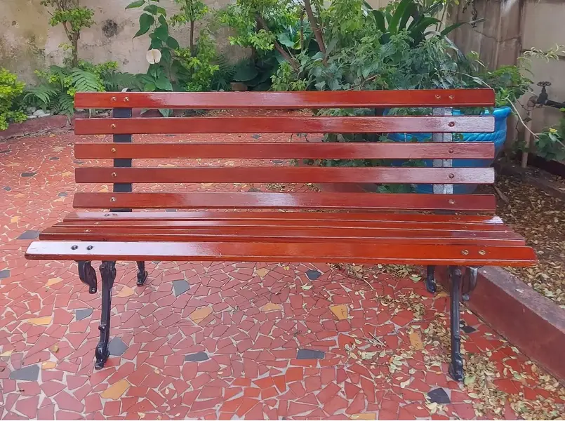 Foto de um(a) Banco de jardim, da categoria de Bancos. Antigo banco de praça/ jardim 9 réguas com pés de ferro fundido Medidas : Comprimento 1,30 X profundidade 50 cm. Mostrado de uma perspectiva diferente. Vendido no marketplace Trésors.