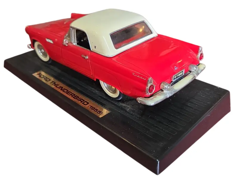 Foto de um(a) Miniatura Ford Thunderbird 1955 - Escala 1:18 - Vermelho/Branco (Relíquia), da categoria de Carros e caminhões de brinquedo. Apresentamos uma peça icônica do automobilismo americano: a miniatura do Ford Thunderbird 1955. Este exemplar capta toda a... Mostrado de uma perspectiva diferente. Vendido no marketplace Trésors.