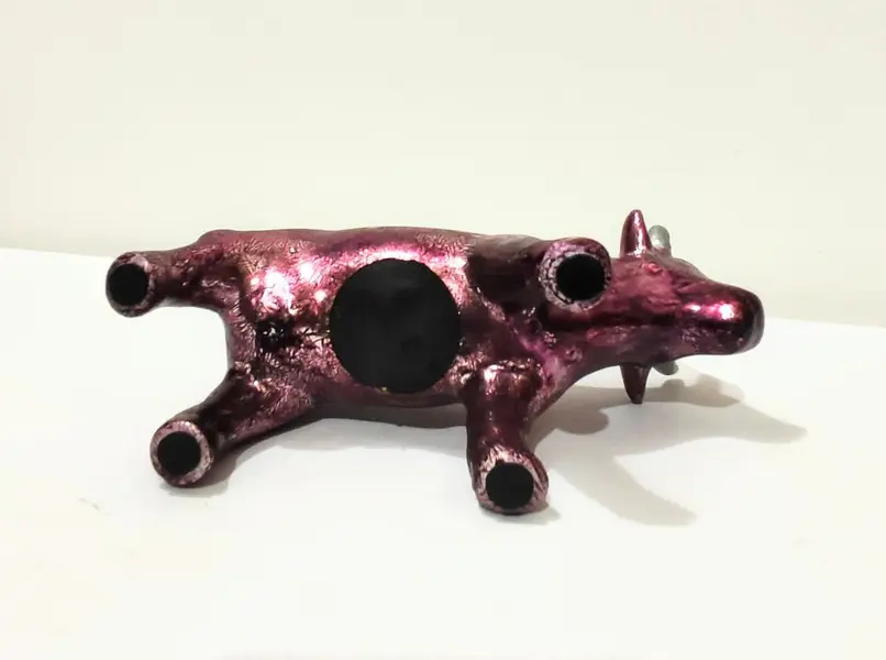 Foto de um(a) Cofrinho Vaca, Década de 1990, da categoria de Outros colecionáveis. Mais um item colecionável para os apreciadores de mucca, vache ou cow. Essa é um cofrinho de porcelana na cor rosa metálico.... Mostrado de uma perspectiva diferente. Vendido no marketplace Trésors.