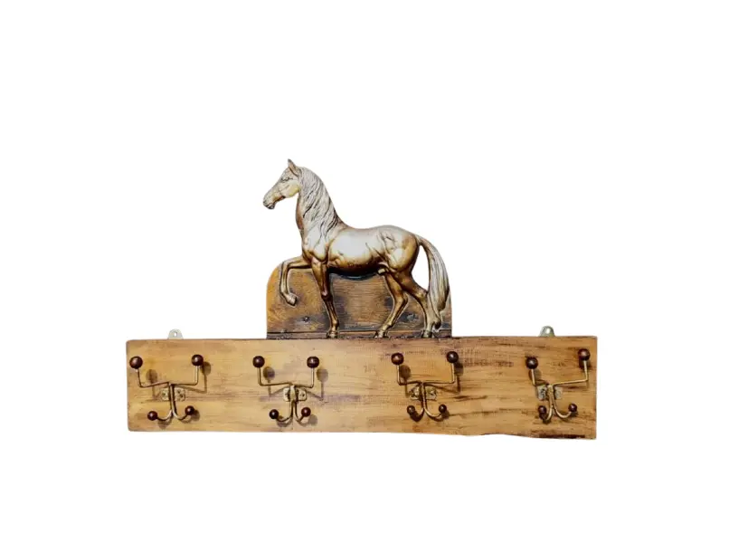 Foto de um(a) Cabideiro Cavalinho em Madeira de Demolição, da categoria de Cabideiros e porta-chapéus. Cabideiro de madeira de demolição com cavalo em resina com pátina prata e fundo amadeirado, com quatro ganchos em ferro com... Vendido no marketplace Trésors.