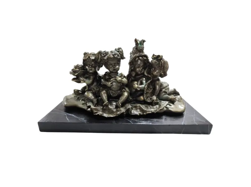 Foto de um(a) Escultura em Resina Italiana, Década de 1990, da categoria de Escultura. Escultura retratando quatro meninas em resina italiana com pátina bronze oxidada, base em madeira ebanizada e marmorizada.... Vendido no marketplace Trésors.