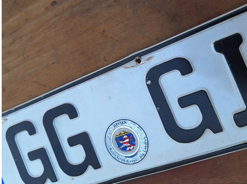 Foto de um(a) Placa união europeia - Alemanha, da categoria de Placas de carros antigas. Placa união europeia - AlemanhaDimensões: Altura: 0,5Largura: 11,5Profundidade: 52. Mostrado de uma perspectiva diferente. Vendido no marketplace Trésors.