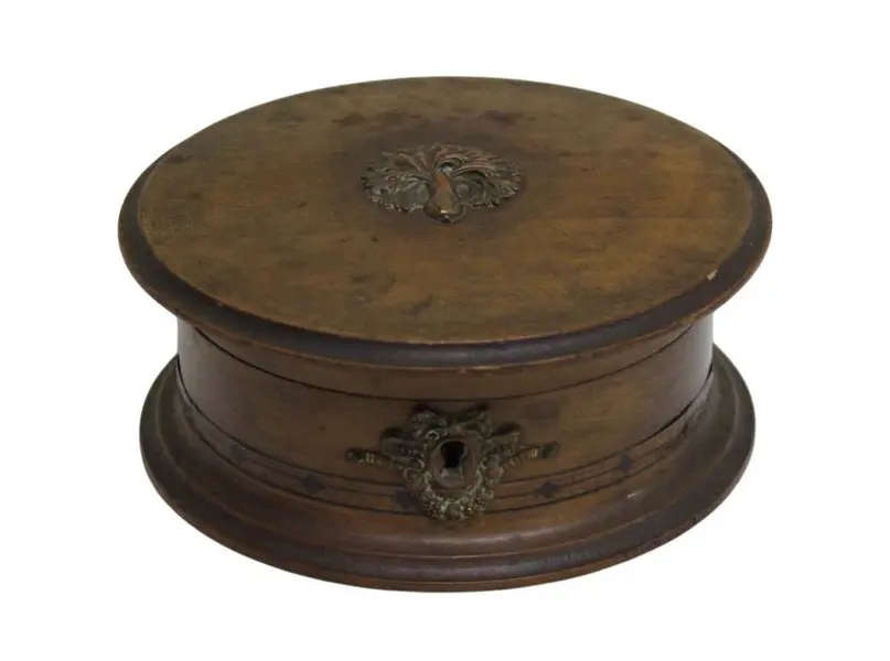 Foto de um(a) Caixa Porta Joia Em Madeira Nobre Marrom, da categoria de Porta-Jóias. Antiga caixa porta joias redonda em madeira nobre, com marchetaria e assente em tripé no formato de bolas. Apresenta aplique... Mostrado de uma perspectiva diferente. Vendido no marketplace Trésors.