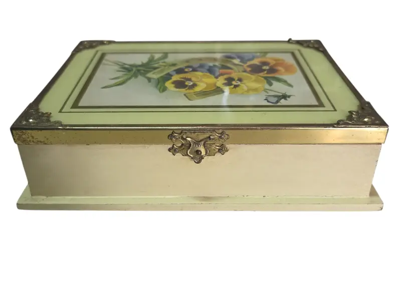 Foto de um(a) Caixa Decorativa Sorte e Flores – Detalhes em Metal Dourado, da categoria de Porta-Jóias. Encante-se com a delicadeza desta caixa exclusiva. Unindo o clássico símbolo da ferradura para atrair boas energias ao... Mostrado de uma perspectiva diferente. Vendido no marketplace Trésors.