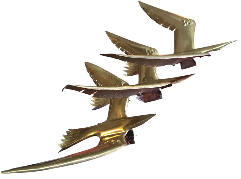 Foto de um(a) Trio de Arandelas Art Déco Gaivotas em Voo, da categoria de Arandelas. Maior 42 X 79 X 22 Altura Média 63 X 34 X 21 Altura Menor 49 X 25 X 16 Altura Resgate a elegância com este trio de... Mostrado de uma perspectiva diferente. Vendido no marketplace Trésors.