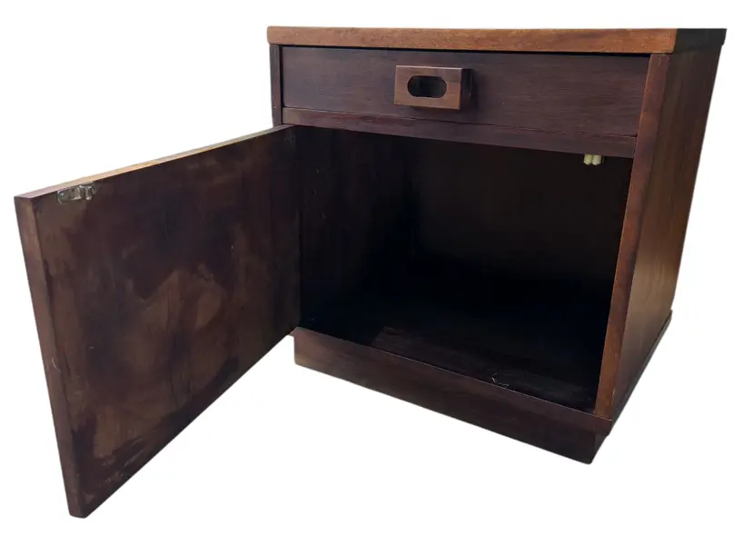 Foto de um(a) Mesa de Cabeceira em Madeira Maciça, da categoria de Cômodas e Sapateira. Beleza atemporal e funcionalidade para o seu dormitório. Esta mesa de cabeceira é uma peça autêntica de meados do século,... Mostrado de uma perspectiva diferente. Vendido no marketplace Trésors.