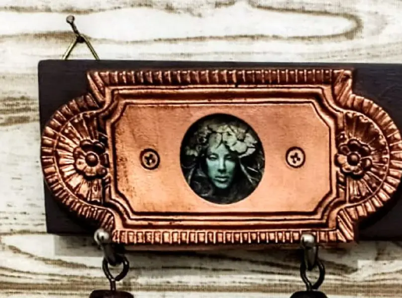 Foto de um(a) Porta Talheres Madeira e Rose Gold, da categoria de Suportes decorativos. Porta talheres grande em alumínio fundido com pátina rose gold e cabo em madeira, suporte em madeira com decoração também em... Mostrado de uma perspectiva diferente. Vendido no marketplace Trésors.