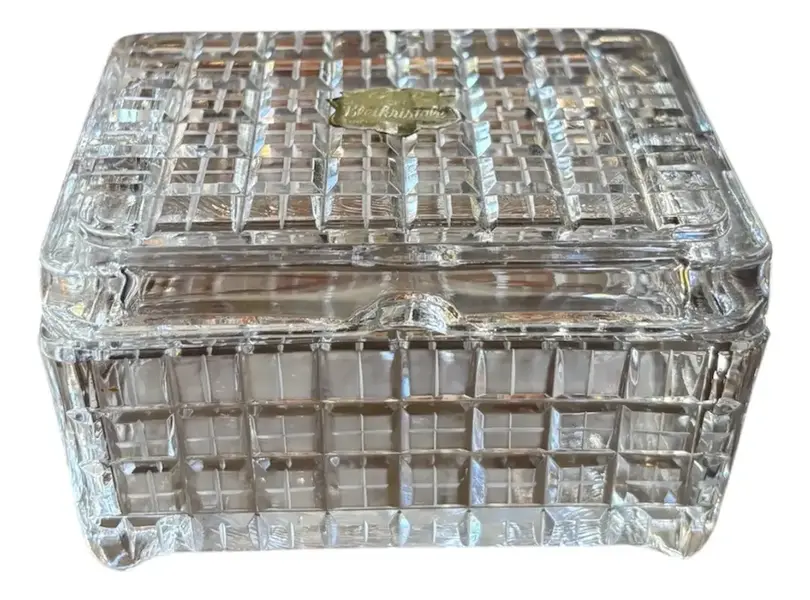 Foto de um(a) Antiga Caixa Cigarreira Cinzeiro Em Cristal Alemão Art Deco, da categoria de Cestos e Caixas. Antiga e rara caixa/cigarreira/cinzeiro em cristal alemão ricamente lapidado à mão, lapidação diamante. Peça muito versátil,... Vendido no marketplace Trésors.
