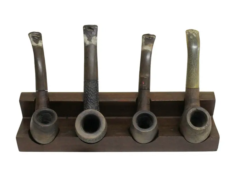 Foto de um(a) Conjunto de 4 quatros cachimbos ao gosto Jean Gilon, da categoria de Cachimbos. Antigo conjunto de quatro cachimbos, no suporte original em madeira nobre ao gosto Jean Gilon, sendo um em madeira com... Vendido no marketplace Trésors.