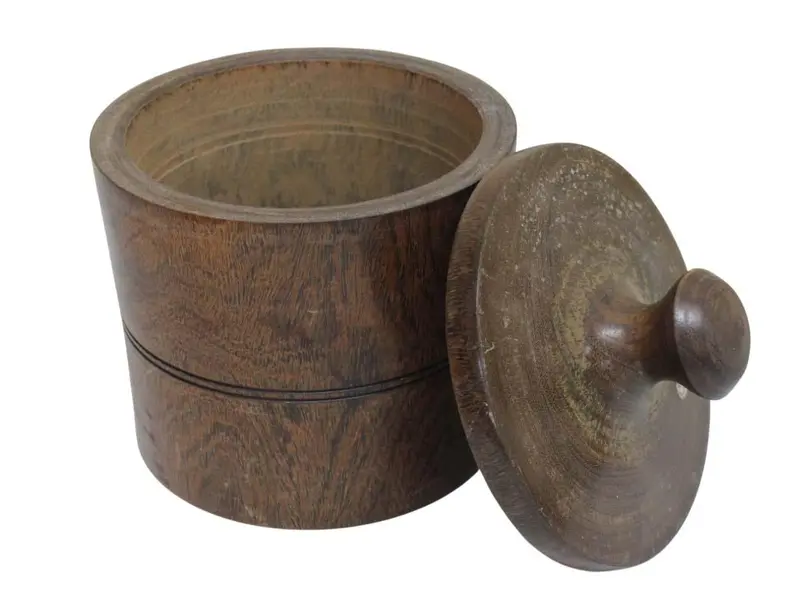 Foto de um(a) Balde de gelo em madeira nobre, da categoria de Baldes de Gelo. Balde para gelo em madeira nobre. Medidas 25A X 19D. Mostrado de uma perspectiva diferente. Vendido no marketplace Trésors.