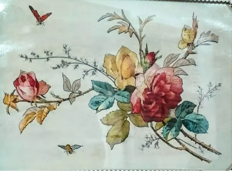 Foto de um(a) Bandeja Floral Anos 50, da categoria de Bandejas. Bandeja com estampa floral e vidro com moldura e alças em alumínio, década de 1950. L: 35 cm P: 25 cm A: 3 cm Peso: 1,100 kg. Mostrado de uma perspectiva diferente. Vendido no marketplace Trésors.