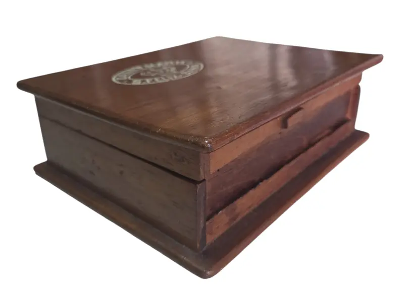 Foto de um(a) Antiga Caixa de Charutos Dannemann – São Félix, Bahia (Relíquia), da categoria de Caixas e estojos para charutos. Um item indispensável para colecionadores e apreciadores da cultura do tabaco. Esta caixa original da Companhia de Charutos... Mostrado de uma perspectiva diferente. Vendido no marketplace Trésors.