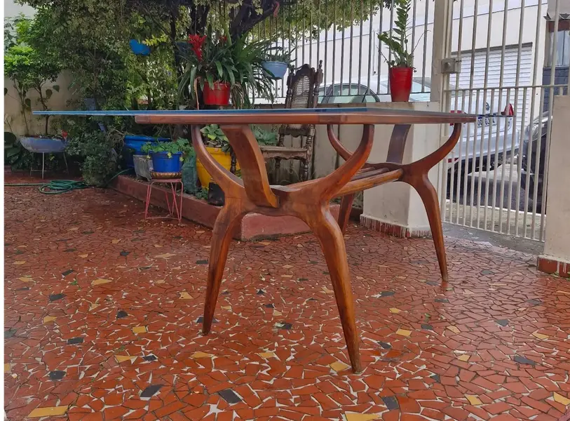 Foto de um(a) Mesa de jantar anos 50-60 com tampo de vidro, da categoria de Mesas de Jantar. Linda mesa de jantar feita na década de 1950/1960. Possui o design modernista, com suas linhas curvas, base em estrutura de... Mostrado de uma perspectiva diferente. Vendido no marketplace Trésors.