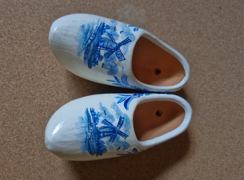 Foto de um(a) Par de tamancos holandeses pintados à mão, da categoria de Outros colecionáveis. Lindo par de tamancos holandeses, conhecidos como klompen, em cerâmica e pintados à mão. Já vem com furinho para pendurar na... Mostrado de uma perspectiva diferente. Vendido no marketplace Trésors.